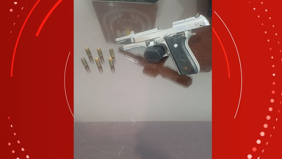 Pistola foi apreendida durante ocorrência registrada pelo 4º Batalhão da PM — Foto: Polícia Militar/Divulgação