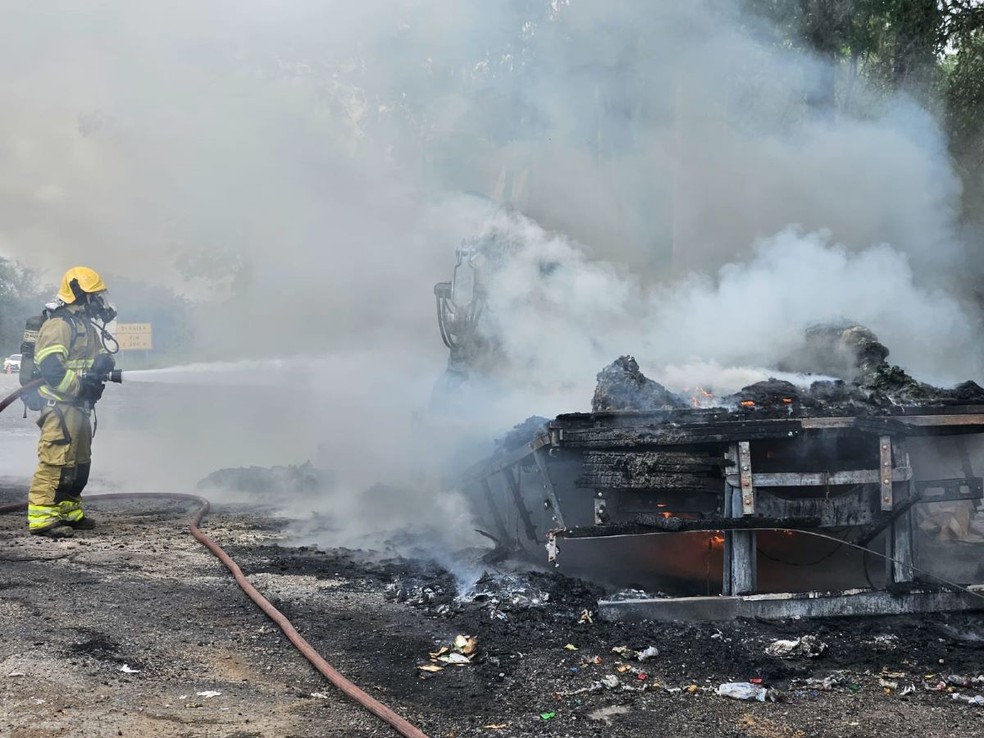 Caminhão pega fogo e MG-050 fica interditada por três horas — Foto: Corpo de Bombeiros/Divulgação