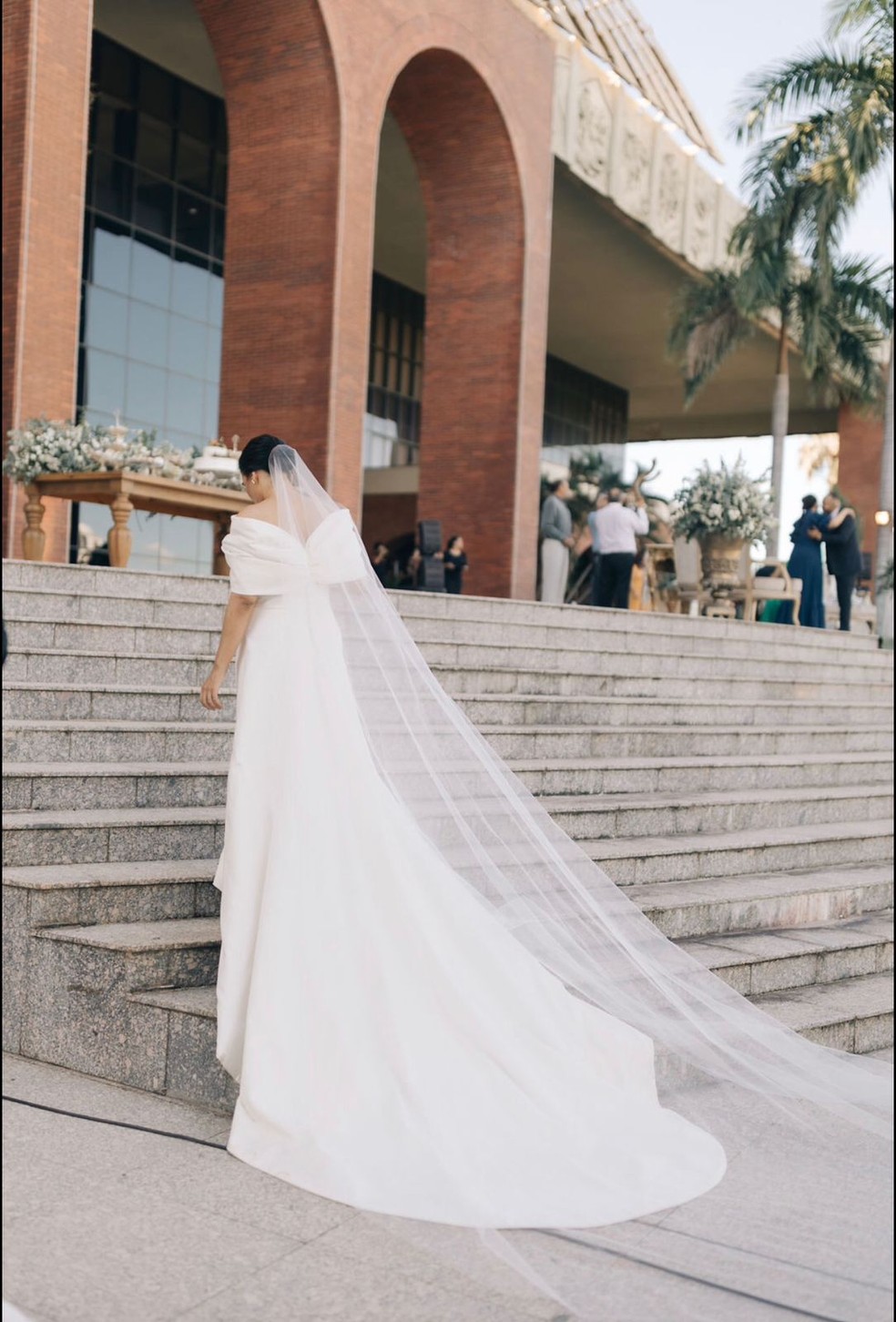 Iara usou vestido branc, com calda e véu para se casar com Matheus, no Palácio Araguaia — Foto: Divulgação/Te Retratei
