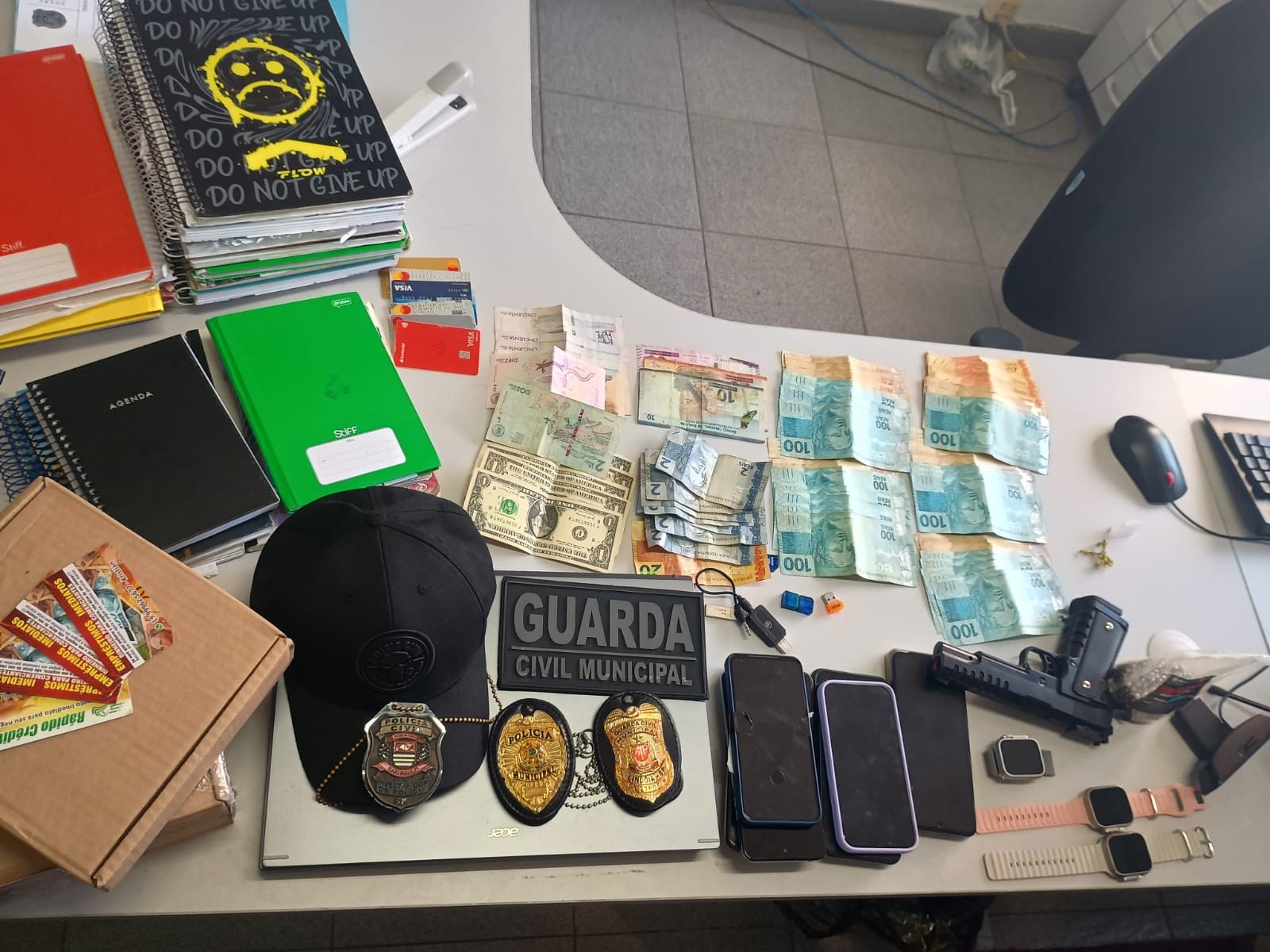 Operação investiga esquema de agiotagem e apreende eletrônicos e dinheiro em casa de Lindóia