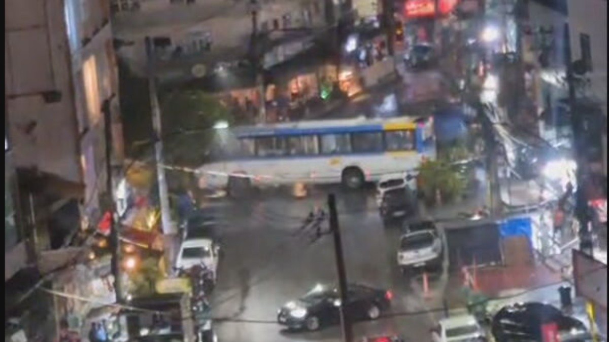 Tiroteio deixa 4 mortos na Muzema; criminosos usam 14 ônibus como barricadas na região