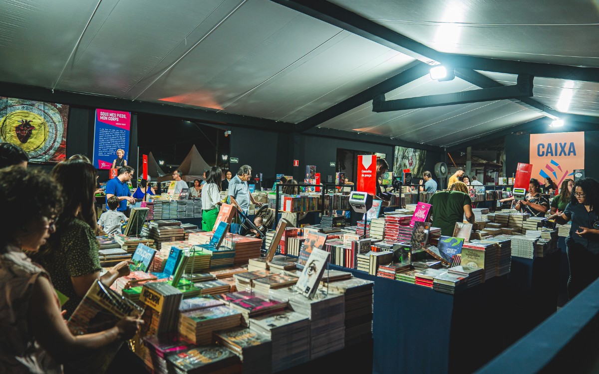 Livraria do Fliparacatu 2025 reúne 20 mil exemplares à venda 