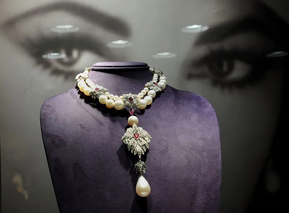 O colar 'La Peregrina' pertenceu à atriz americana Elizabeth Taylor, mas foi comprada inicialmente pelo rei Filipe 2º da Espanha para sua noiva, a rainha Maria 1ª da Inglaterra (1516-1558). — Foto: AFP via Getty Images via BBC