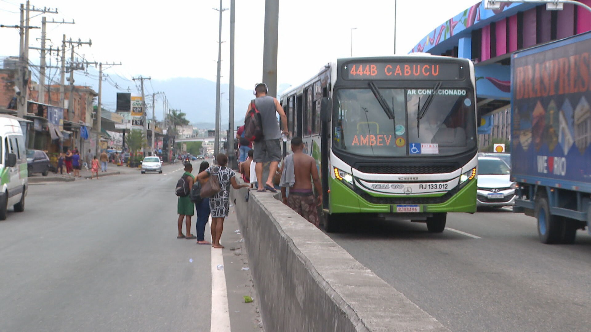 Obra na Avenida Brasil fecha pista, deixa trânsito lento e faz passageiros esperarem ônibus em cima de mureta