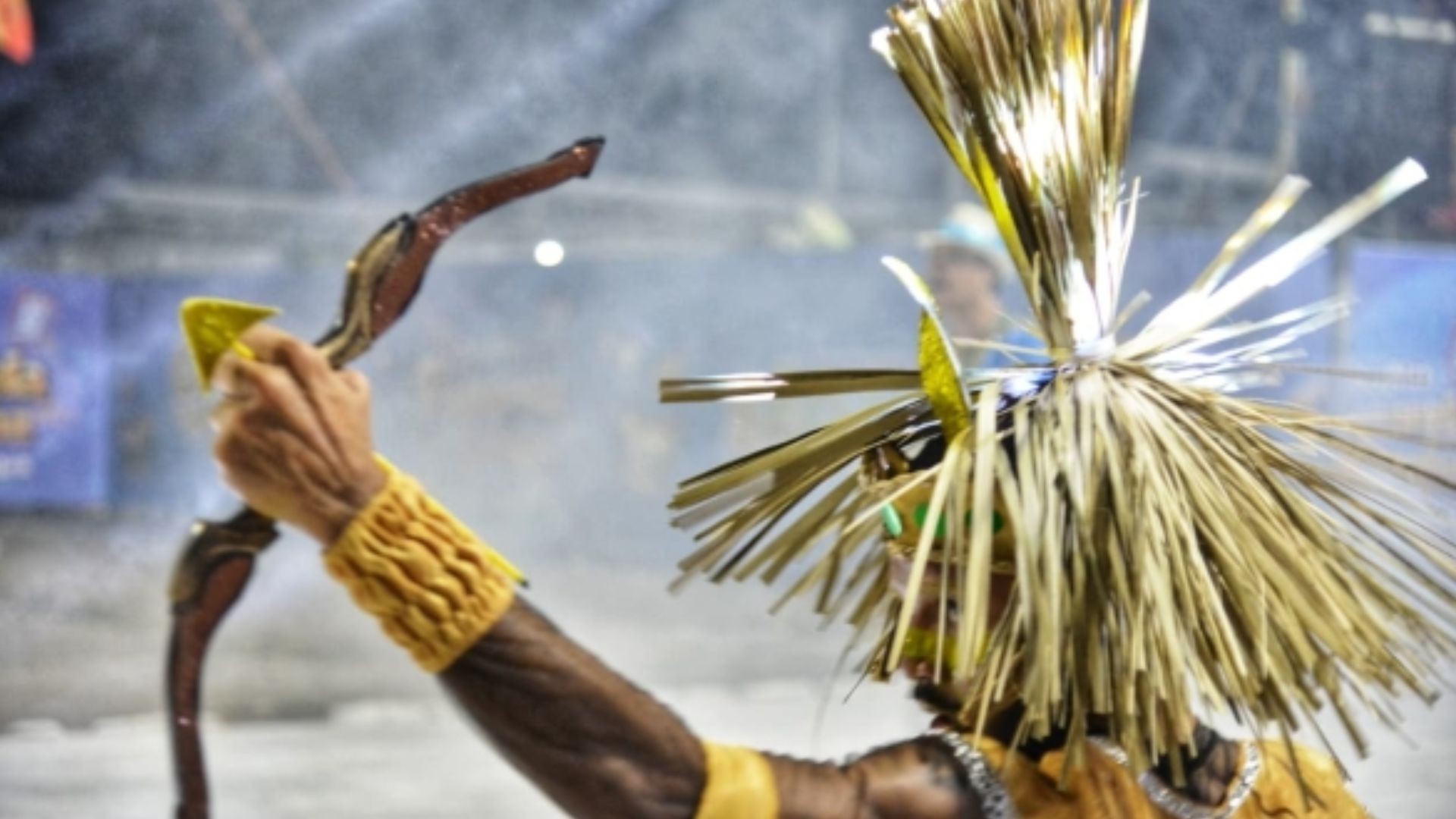 Passarela do Samba tem duas noites de desfiles que destacam tradição, religiosidade e protagonismo feminino