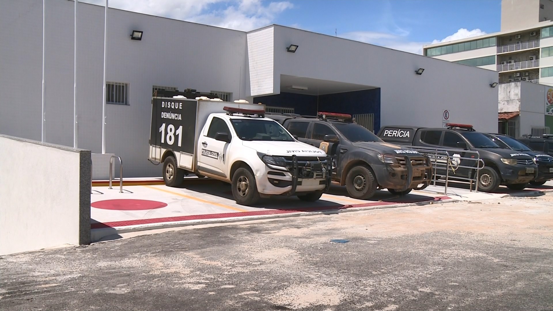 Motorista de aplicativo muda rota, para carro para urinar, rouba e abandona passageiros no ES