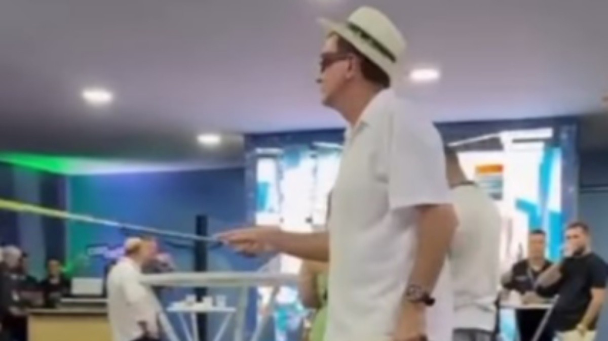 Eduardo Paes é filmado imitando pessoas com deficiência visual em camarote na Sapucaí; veja vídeo