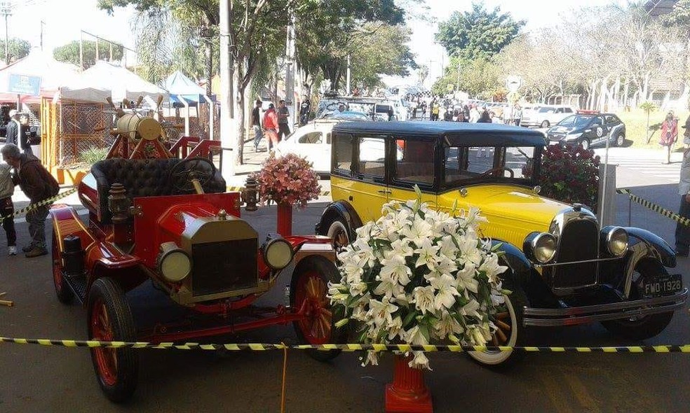 Exposição de carros antigos movimenta estacionamento da Ponte Estaiada -  OitoMeia
