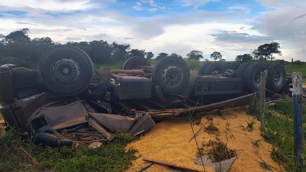  Araguari: Carreta carregada com milho capota em descida de serra e deixa dois mortos na MG-223