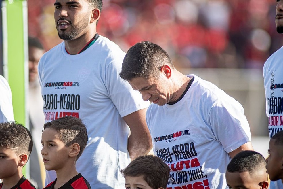 Jogadores do Vitória vestiram camisa em homenagem ao designer em jogo contra o Cuiabá — Foto: Victor Ferreira / EC Vitória