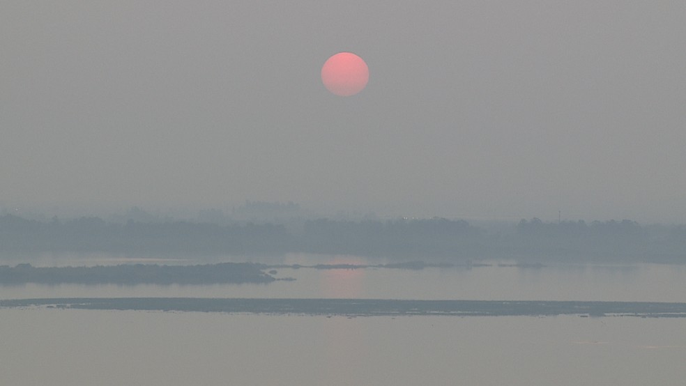 Fumaça encobre o céu de Porto Alegre — Foto: Reprodução/ RBS TV