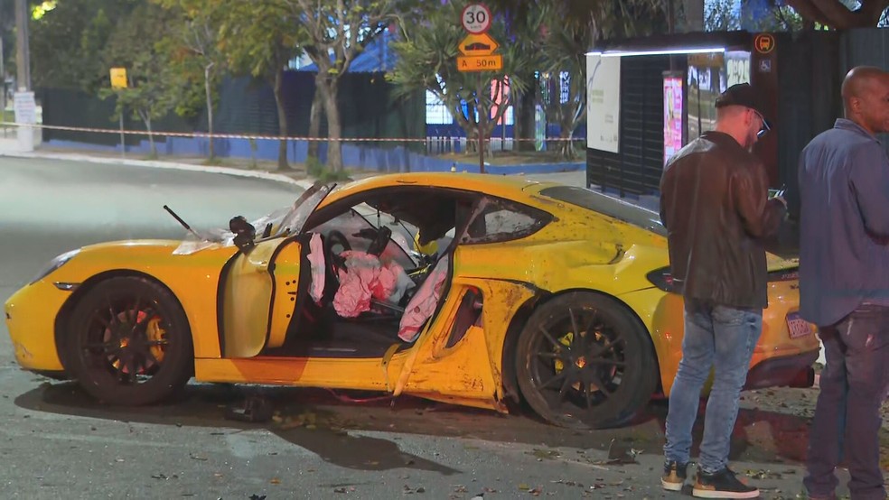 Porsche amarela envolvida em briga de trnsito na Avenida Interlagos na madrugada desta segunda-feira (29) — Foto: Reproduo/TV Globo