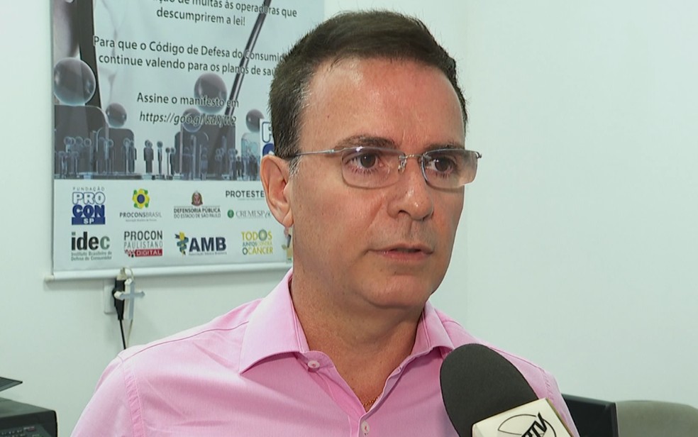 Diretor do Procon em Ituverava (SP), Marcelo Liporaci recebeu reclamações por curso falso de bombeiro mirim — Foto: Ronaldo Gomes/EPTV