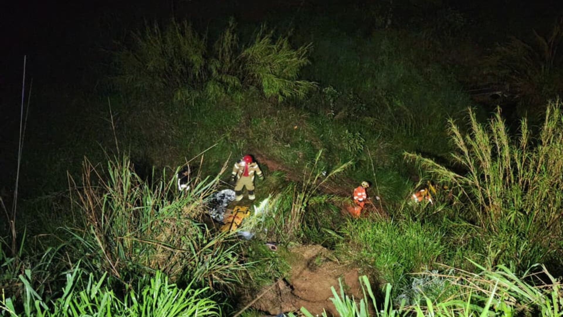 Caminhão cai em despenhadeiro de 30 metros e deixa duas pessoas feridas na BR-365 em MG