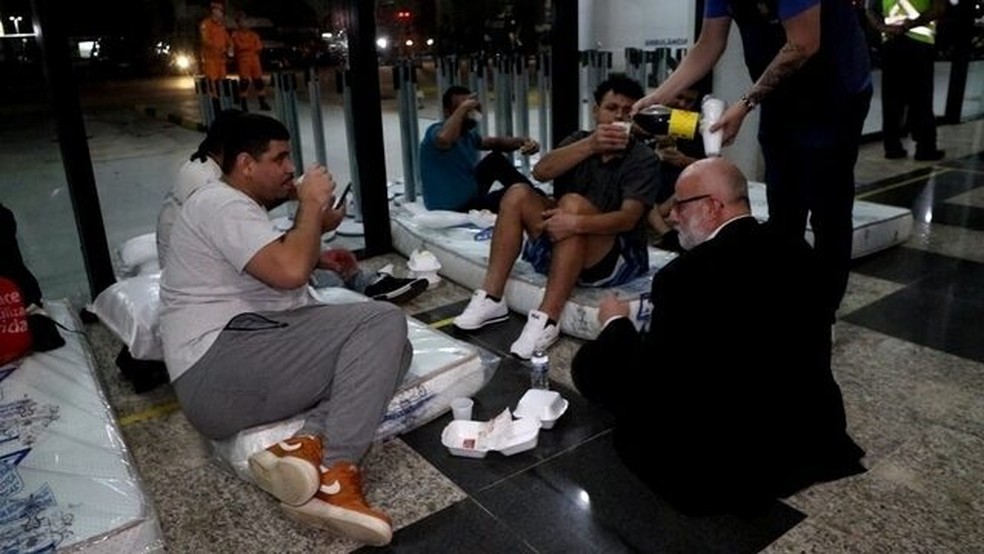 Em Manaus, deportados esperam voo da FAB em colchões no chão — Foto: g1