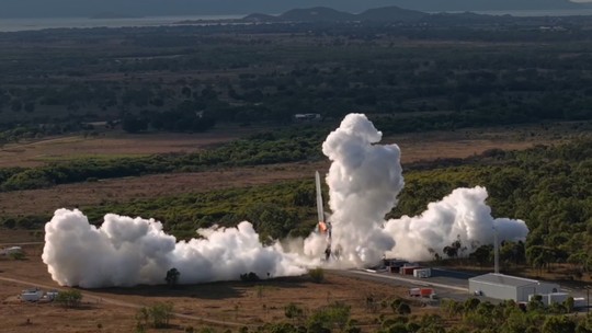 VÍDEO: foguete cai logo após decolar em teste na Austrália - Veículo não tinha passageiros, e ninguém ficou ferido, segundo a fabricante Gilmour Space. Empresa disse que teste foi um importante marco em seu plano de oferecer lançamentos espaciais mais baratos.
