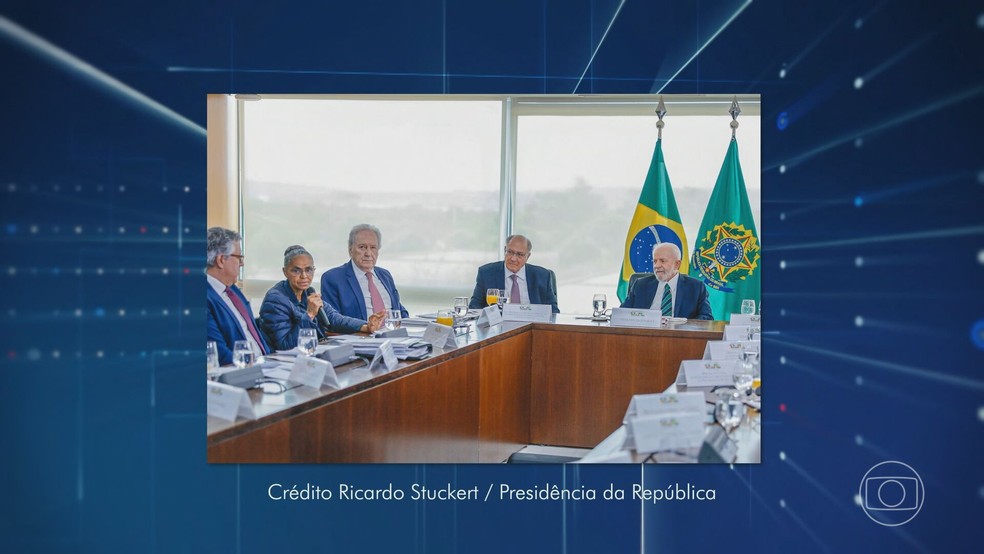 Fumaça pode ser vista da janela do Palácio do Planalto durante reunião entre ministros e líderes de partidos — Foto: Reprodução/TV Globo