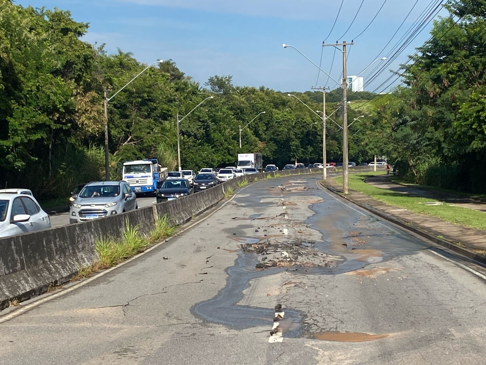 Rompimento de adutora de água interdita avenida parcialmente em Jundiaí