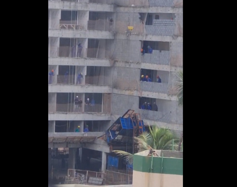 Elevador que caiu ficava em área externa do prédio localizado no bairro de Armação, em Salvador — Foto: Reprodução/Redes Sociais