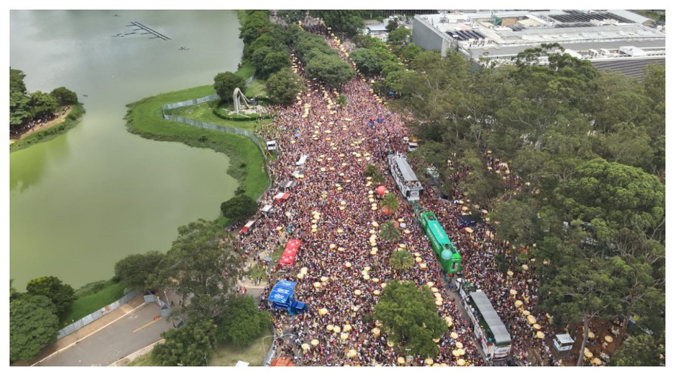 Imagem aérea do helicóptero da PM mostra multidão no desfile do bloco de Léo Santana no Ibirapuera — Foto: Divulgação/PM de SP