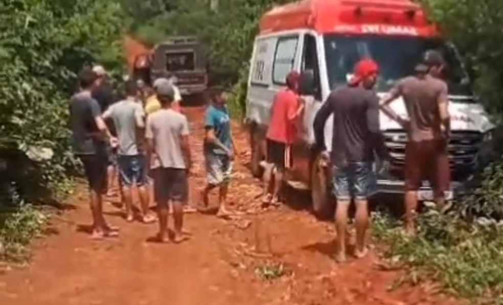 População ajudou a desatolar ambulância em Acopiara, no Ceará. — Foto: Ivo Bezerra/Reprodução