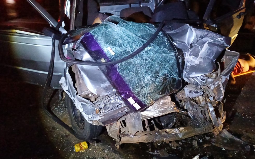 V&iacute;timas estavam em carro que colidiu de frente com van na BR-116 &mdash; Foto: Pol&iacute;cia Rodovi&aacute;ria Federal