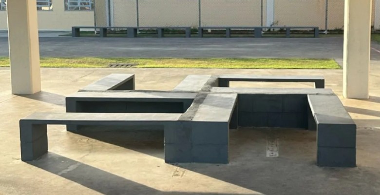 Banco com suástica nazista chama a atenção em presídio no ES