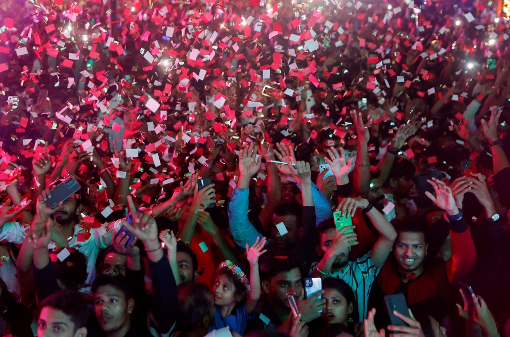 Pessoas celebram a chegada do ano novo em Mumbai, na Índia. — Foto: Francis Mascarenhas/ Reuters