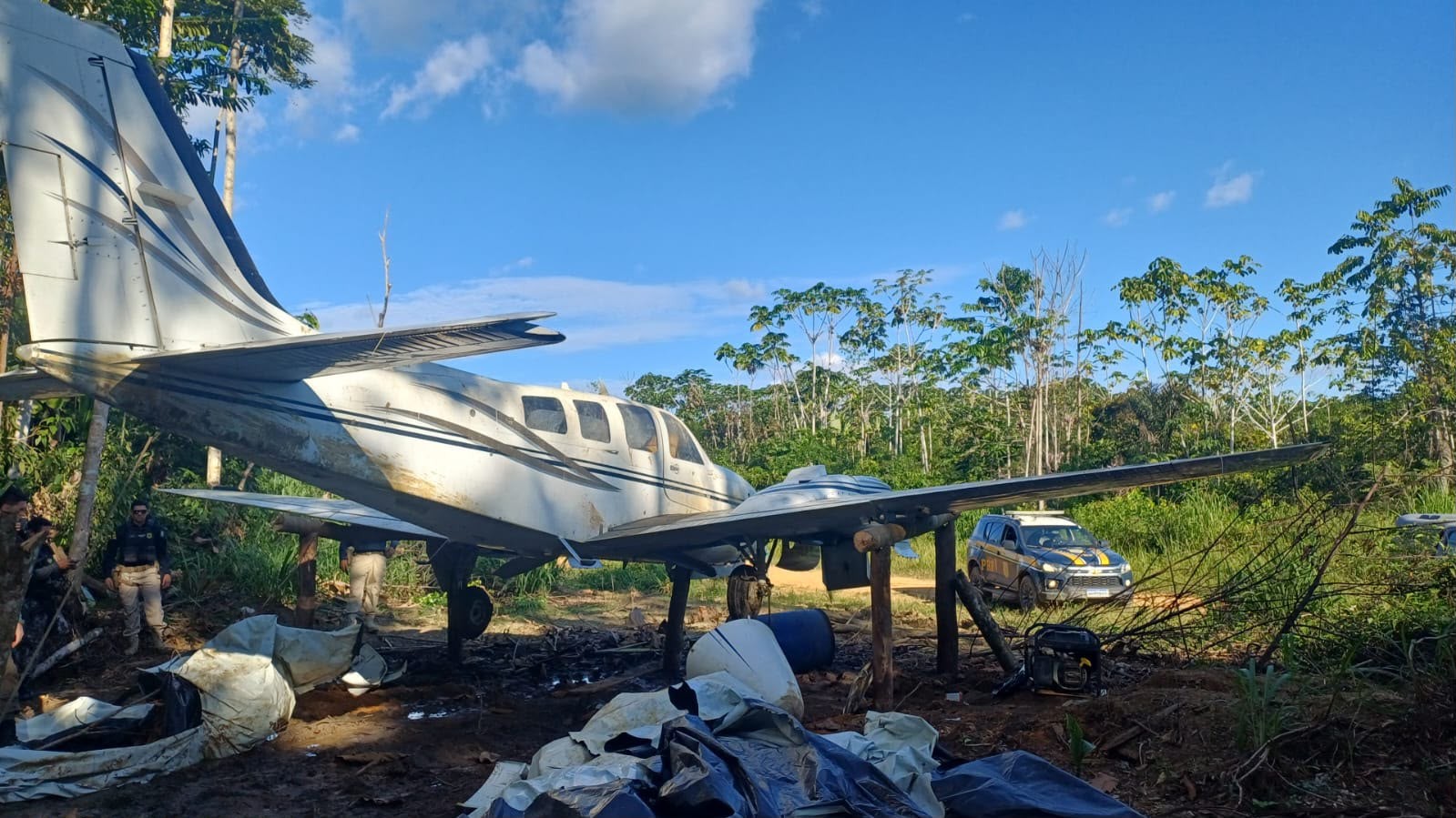 Avião é destruído em ação de combate ao narcogarimpo em Caroebe