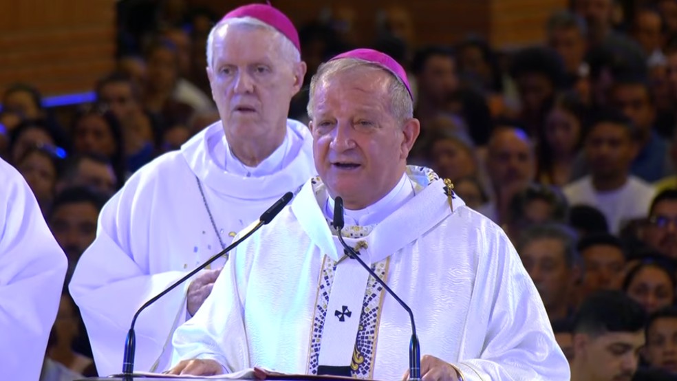 Dom Mário Antônio da Silva e dom Orlando Brandes, em missa solene na Basílica de Aparecida. — Foto: Reprodução/A12