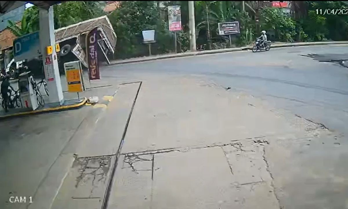 VÍDEO: caminhão carregado com lajotas capota em estrada no sul da Bahia