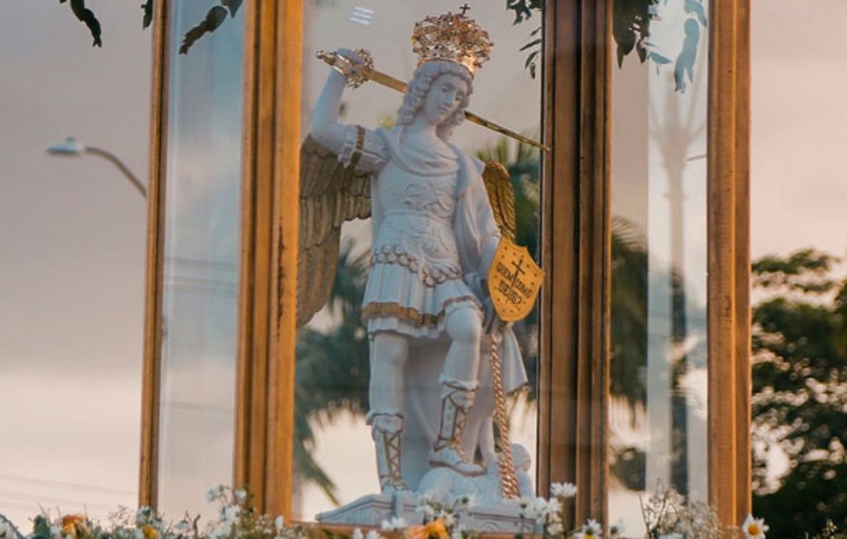 Assis recebe imagem de São Miguel vinda da Itália e inicia peregrinação no país; entenda a ligação do arcanjo com o Brasil
