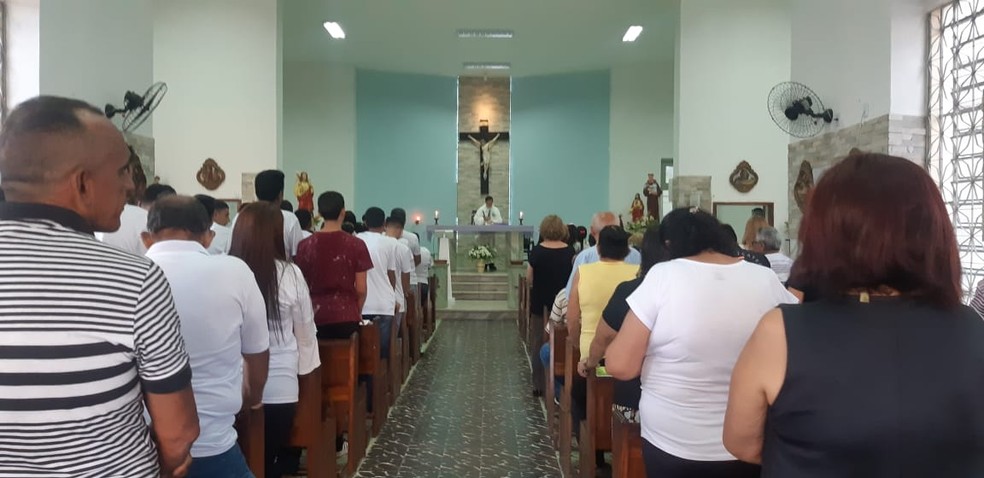 Missa de sétimo dia do coroinha Ronald Miguel Freitas de Oliveira, morto por bala perdida em Fortaleza. — Foto: Leábem Monteiro/ SVM