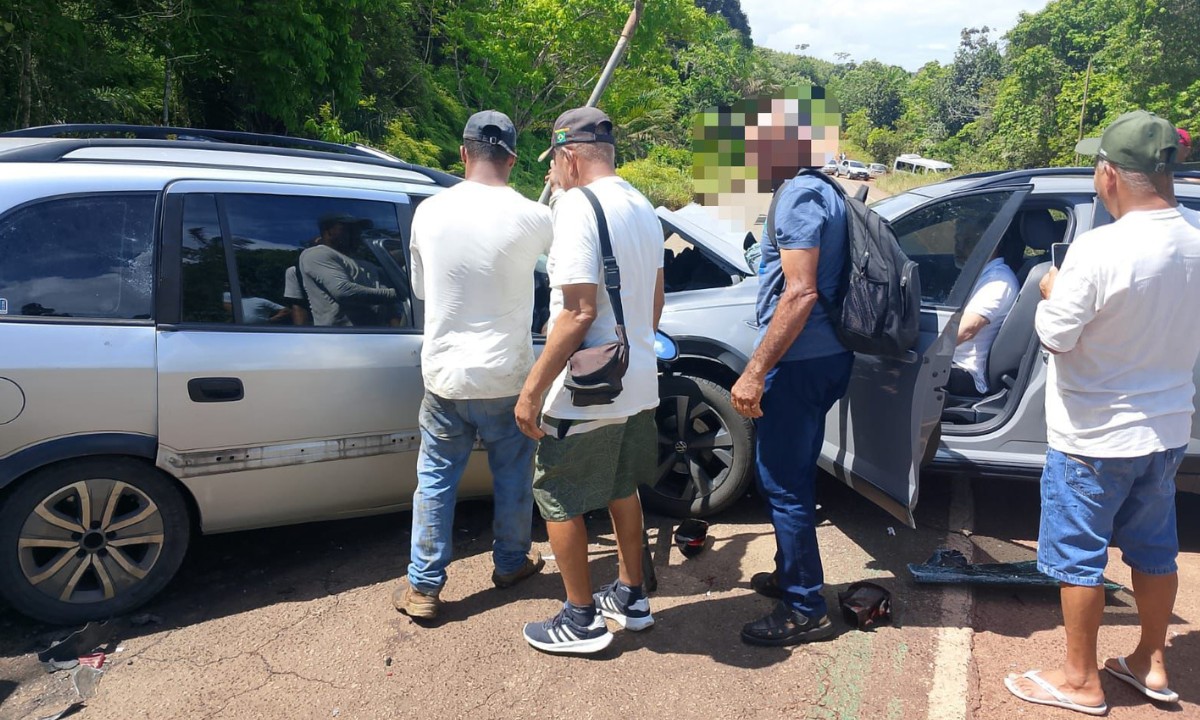 Duas pessoas morrem em acidente envolvendo dois carros no interior da Bahia