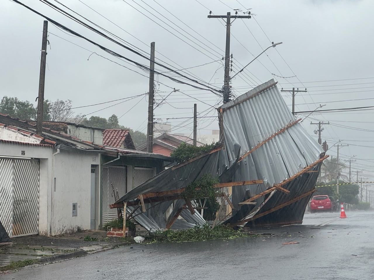 Chuva derruba árvores e causa destelhamento na região de Campinas