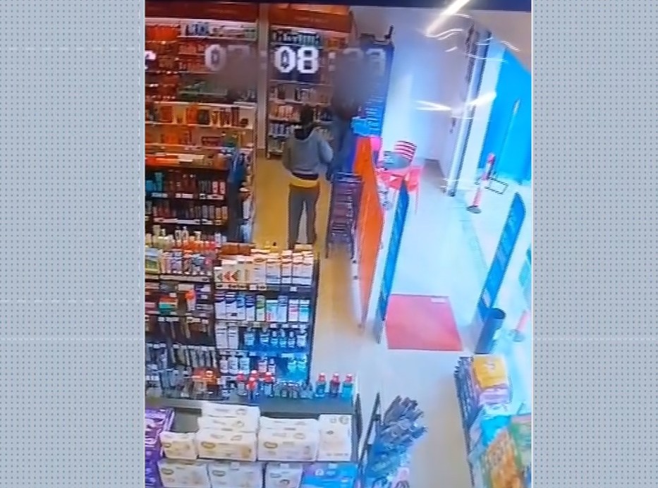Homens são presos após roubo de  canetas emagrecedoras, no valor de R$ 40 mil, em drogaria; VÍDEOS