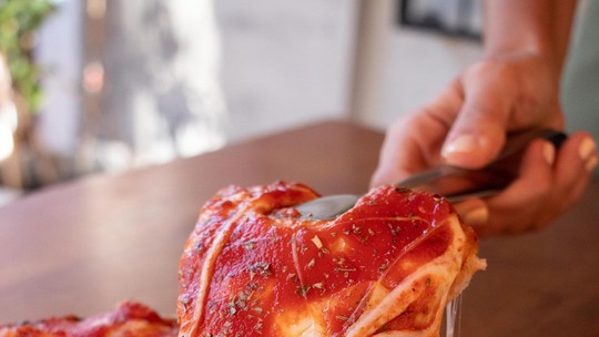 Pizza invertida: o segredo por trás do sabor único que fatura R$ 280 mil por mês - Em funcionamento há 65 anos, o estabelecimento do seu Enildo Gomes, em Brasília (DF), faz sucesso com uma única (e simples) opção no cardápio: pizza de queijo, molho e orégano.