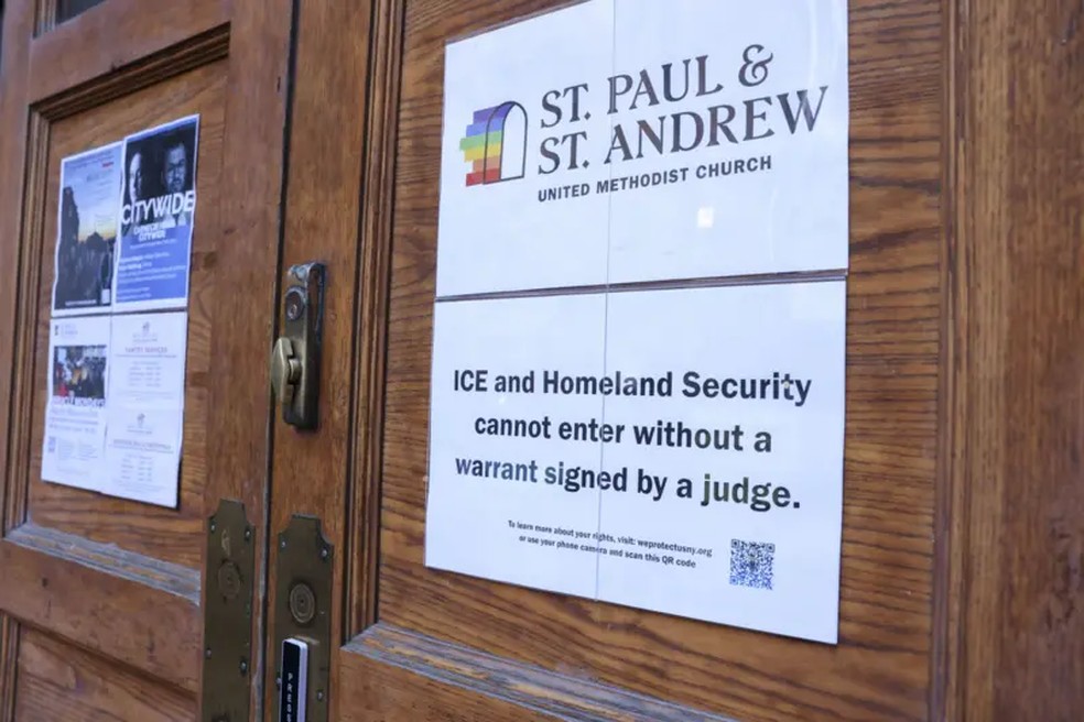 Igreja em Nova York colou recado na porta avisando que o Serviço de Imigração e Alfândega (ICE) não pode entrar no prédio sem autorização de um juiz. — Foto: EPA via BBC