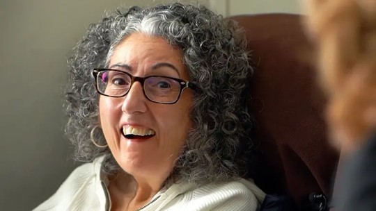 Como 8 segundos em fita de VHS devolveram voz a mulher com doença degenerativa após 25 anos - Sarah Ezekiel tinha 34 anos e dois filhos quando uma doença do neurônio motor tirou sua capacidade de falar.