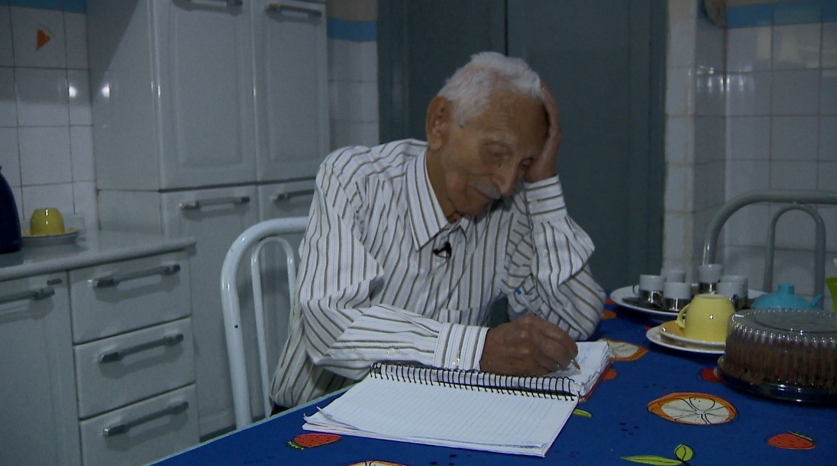 ‘Querido, diário’: Aos 98 anos, idoso alimenta caderno com registros pessoais desde a adolescência