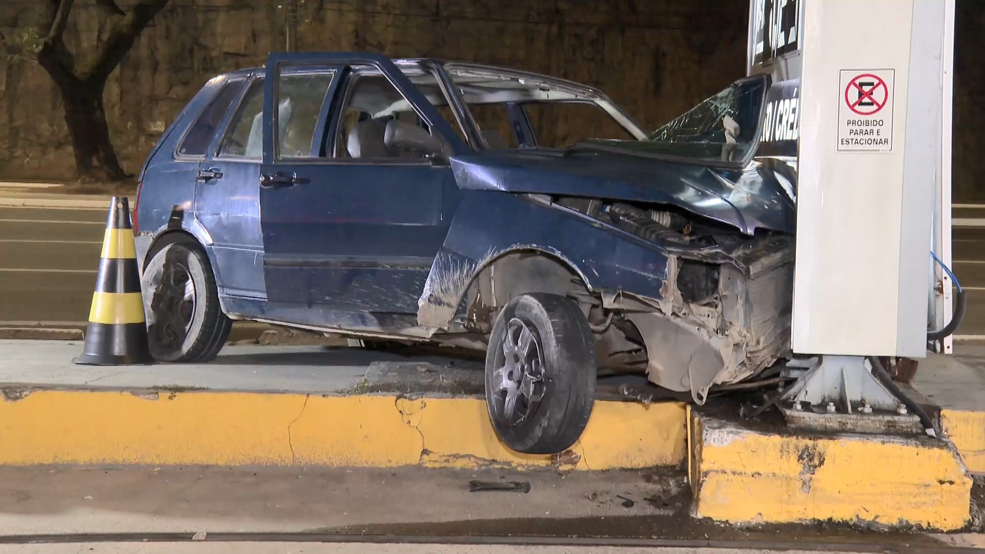 Criança de 6 anos fica ferida após carro ser atingido na traseira  por carreta em Cariacica; motorista fugiu