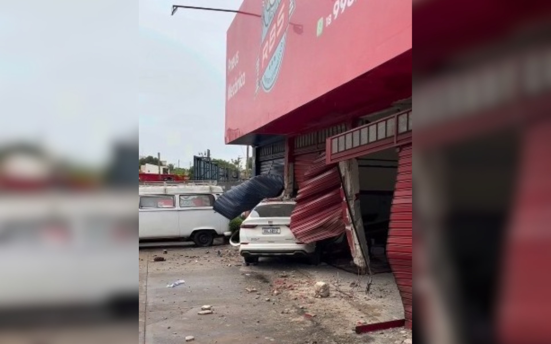 Carro invade oficina mecânica após motorista perder controle da direção em Araçatuba