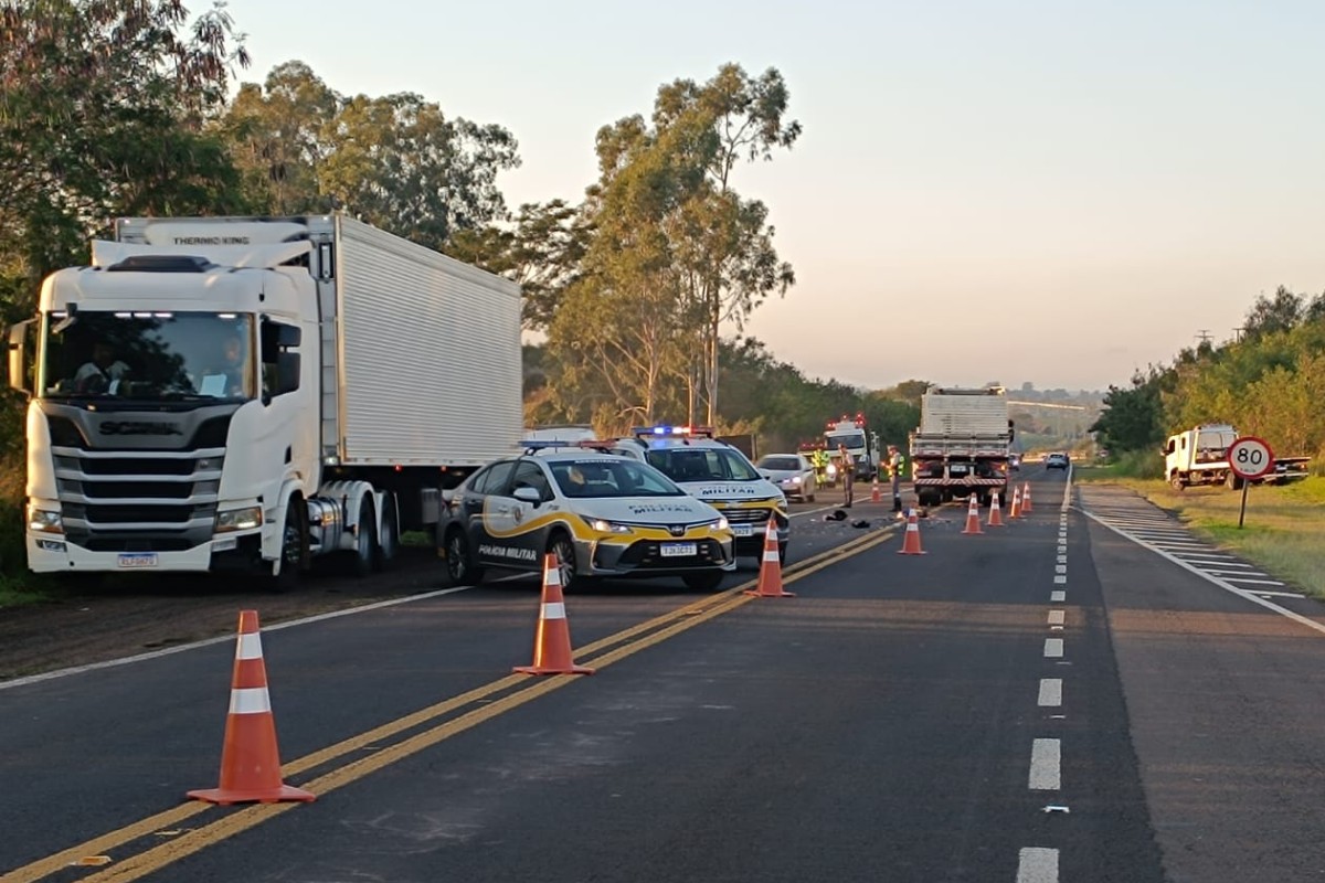 Motociclista morre após tentar desviar de boi na pista e bater de frente com caminhão no interior de SP