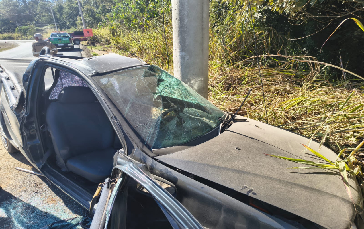 Motorista morre após perder o controle da direção e bater contra poste em Mairinque