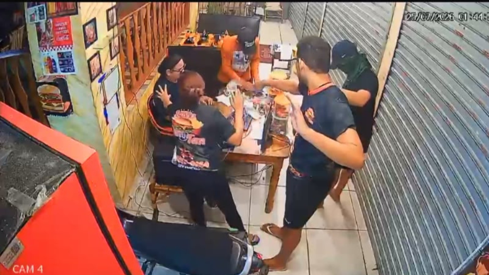 Bandidos armados invadem hamburgueria tradicional de Mosqueiro, em Belém