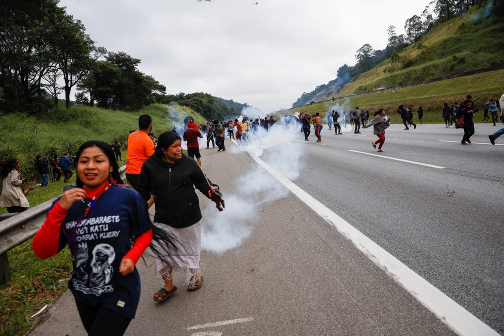 Policiais militares usaram bomba de gás, balas de borracha e jato de água contra indígenas Guarani para liberar Rodovia dos Bandeirantes — Foto: Amanda Perobelli/Reuters