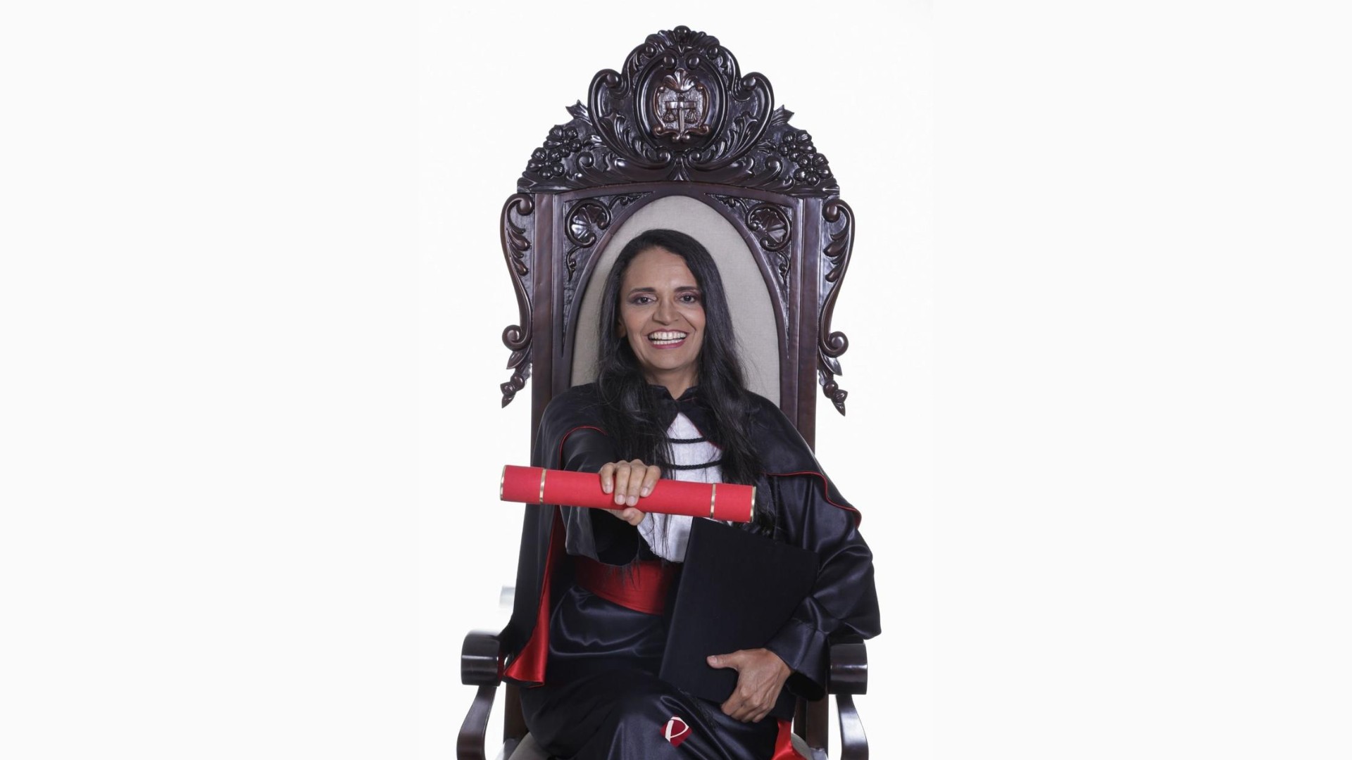 Primeira aluna 100% surda se forma na Faculdade de Direito da UFU | G1