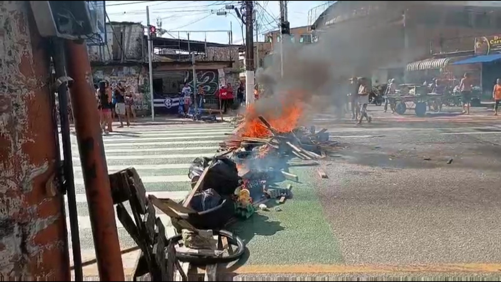 Moradores bloqueiam av. Pedro Álvares Cabral em protesto contra falta d'água em Belém