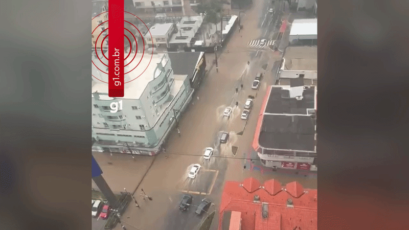 Chuva transforma ruas em rios, cancela aulas e atendimentos e saúde em Balneário Camboriú; VÍDEO