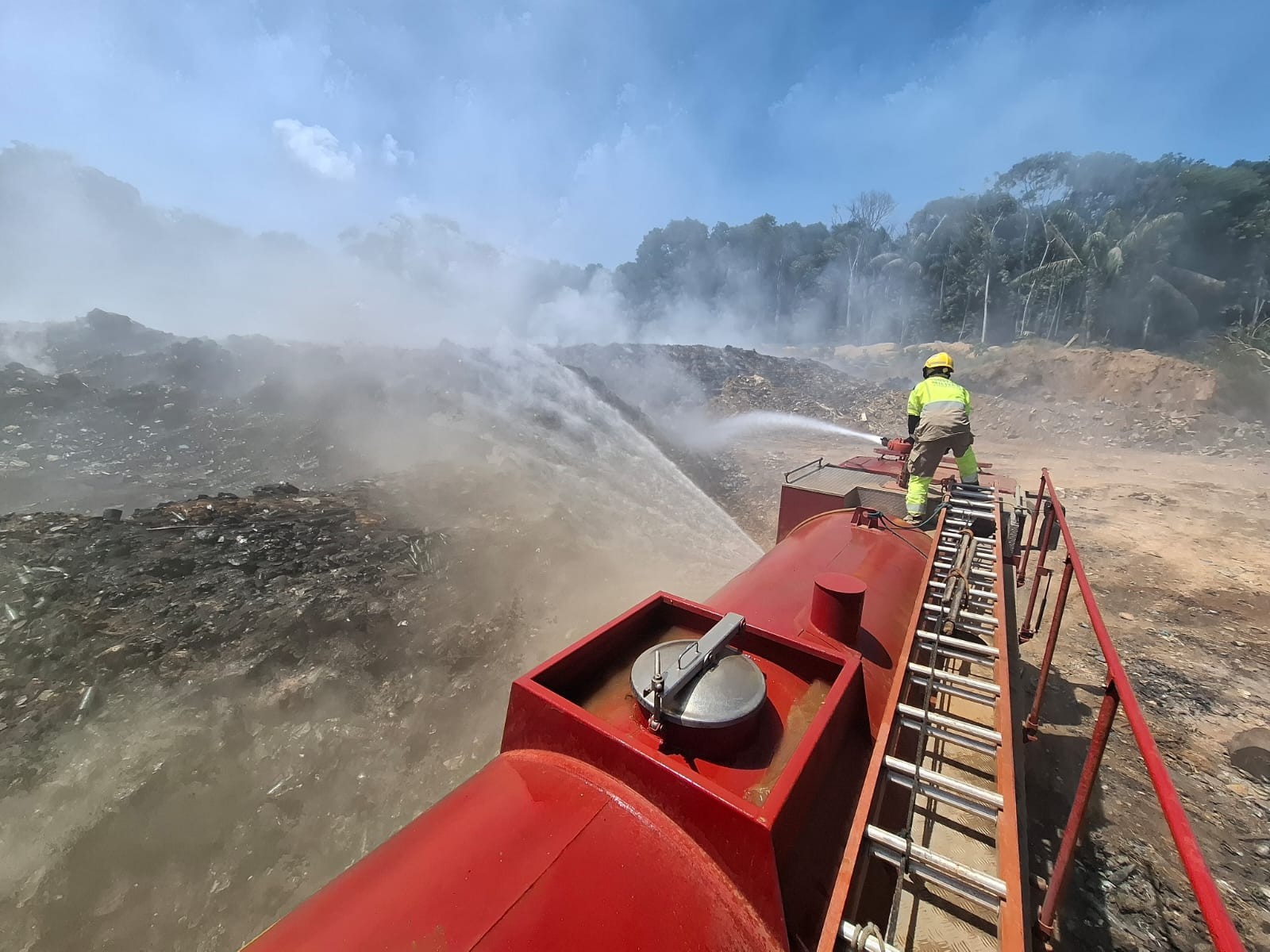 Defensoria pede interdição de lixão em Iranduba onde incêndio dura cinco dias